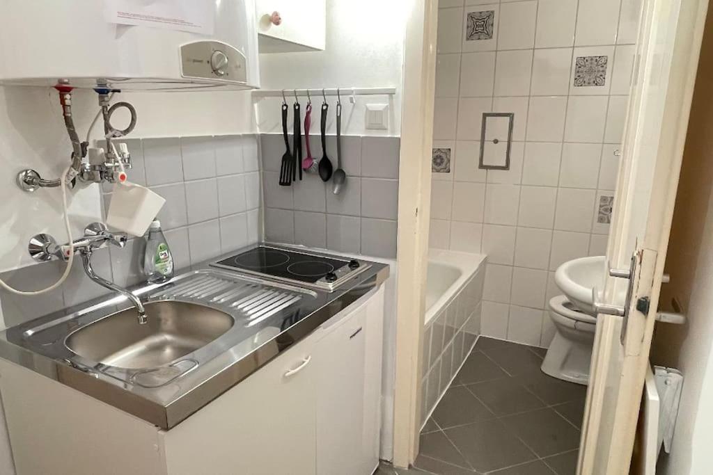 Mariahilfer Street Apartment Вена Экстерьер фото